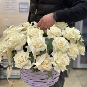 Композиция с развернутыми розами голландскими