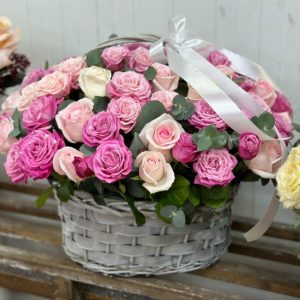 Корзина с розами микс