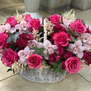 Корзина с голландской розой, архидея и кустовая Роза